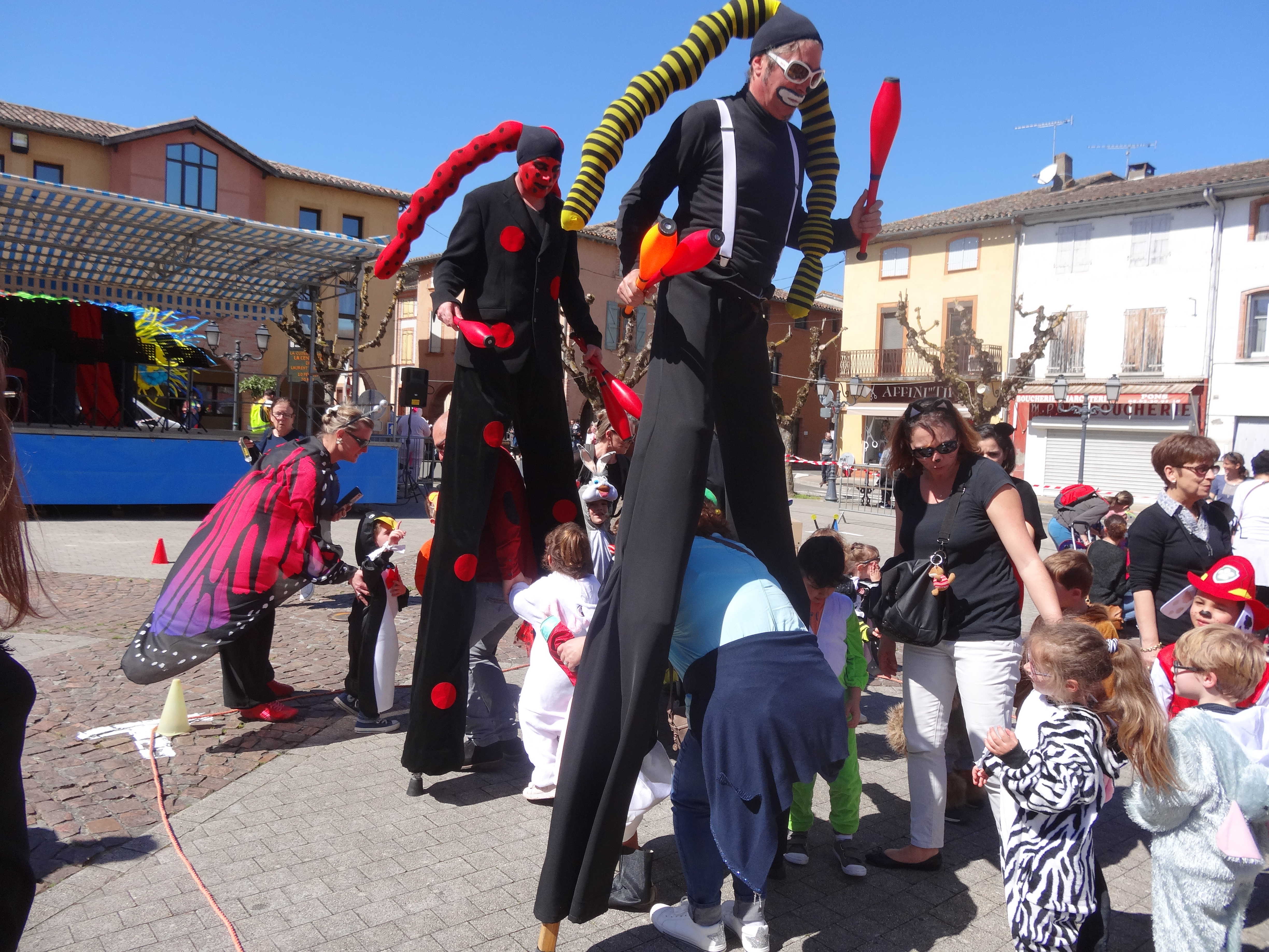 Sculpture de ballons sur échasses
